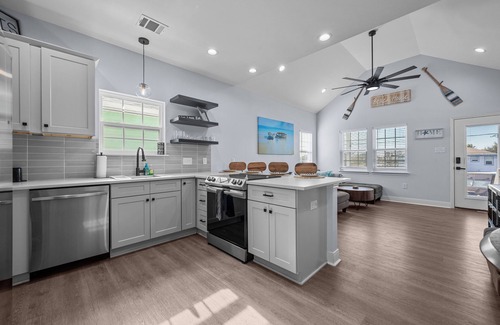 Dickinson House | Boatman's Bayside Bungalow, San Leon TXn