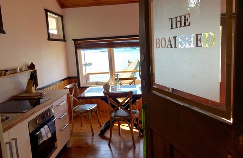Dangar Island Cabin | Boatshed Bliss - 1 hour from CBD