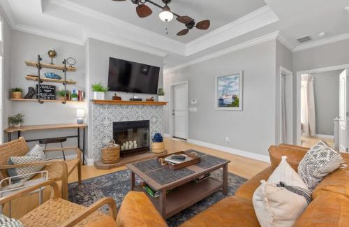 Lincolnville House | Boatyard Oasis - Modern Charm - Mins to Downtown