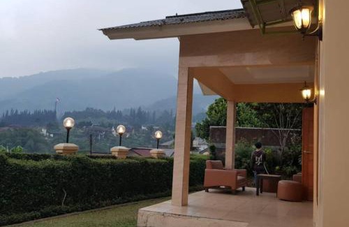 Cisarua Villa | BoBo queen house 3 ( villa baba II) mountain view