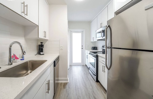 Boca Raton Apartment | Boca Waterfront Walk to Beach Pool & Hot Tub Gym Parking