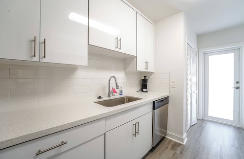Boca Raton Apartment | Boca Waterfront Walk to Beach Pool & Hot Tub Gym Parking