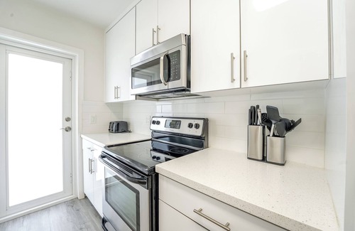 Boca Raton Apartment | Boca Waterfront Walk to Beach Pool & Hot Tub Gym Parking