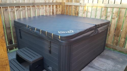 Morpeth House | Bock Retreat Lodge 54 with Hot Tub