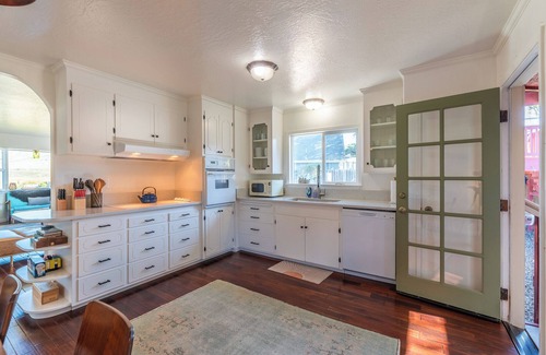 Salmon Creek House | BodegaBreeze~Serene Coastal Home+Studio -Bodega Bay,Walk to Beach/HotTub/WiFi