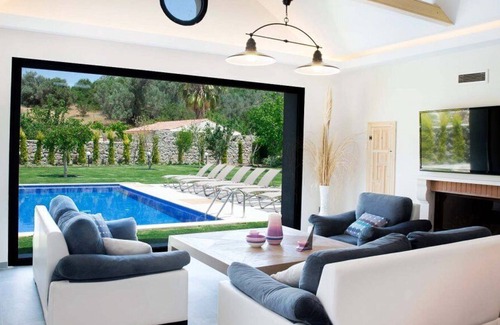 Bodrum City Center Villa | Bodrum Ortakent Yahsi 4 Bedroomed Stone House with Private Pool