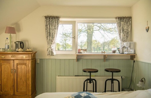 Onstwedde Bed & Breakfast | boerderijkamer Korenbloem