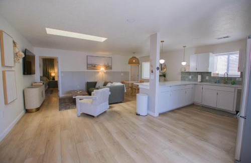 Huning Highland Historic District House | Bohemian Chic an Eclectic Escape-Hot Tub-Pet Friendly-No Pet Fees!