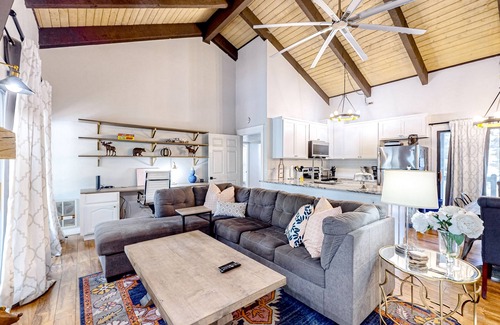Pinetop Condo | Bohemian condo with updated interior, work desk, fireplace, & mountain views