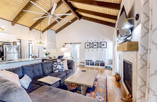 Pinetop Condo | Bohemian condo with updated interior, work desk, fireplace, & mountain views