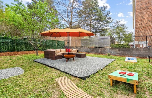 Durham House | Bohemian Downtown Retreat 5 Bedrooms with BBQ & Pool Table Near Duke