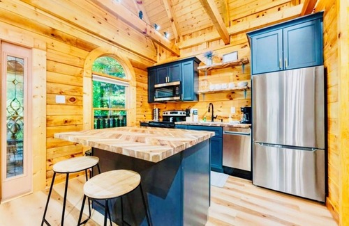 Hemlock Hills Cabin | "Bohemian Falls Chalet" A Lux Romantic Cabin,DWNT,Walkable,Fireplace,Hotub,pets