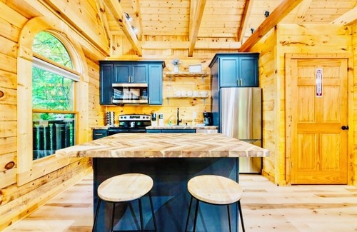 Hemlock Hills Cabin | "Bohemian Falls Chalet" A Lux Romantic Cabin,DWNT,Walkable,Fireplace,Hotub,pets