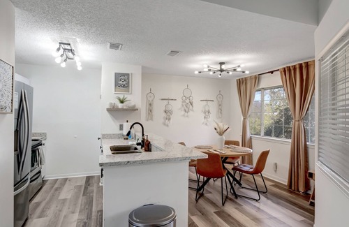 Huntsville Condo | Bohemian MidCity/3 minutes from MidCity Huntsville/Updated Condo/Outdoor Balcony