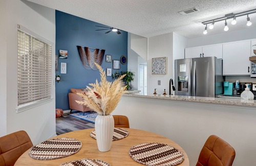 Huntsville Condo | Bohemian MidCity/3 minutes from MidCity Huntsville/Updated Condo/Outdoor Balcony