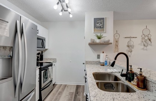 Huntsville Condo | Bohemian MidCity/3 minutes from MidCity Huntsville/Updated Condo/Outdoor Balcony