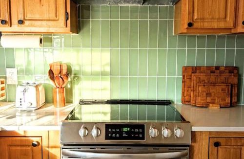 Wade Hampton Apartment | Bohemian Tiny Home - Walk to Starbucks