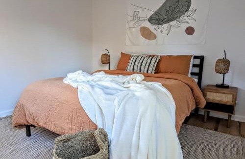 Wade Hampton Apartment | Bohemian Tiny Home - Walk to Starbucks
