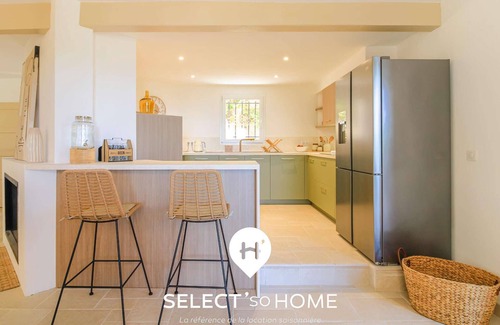 Bormes-Les-Mimosas House | Bohemian villa with sea view and pool for 9 guests