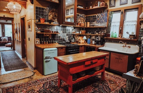 Bay View Cottage | Boho Art cottage in hip Bay View, Milw neighborhood- 3bed, Sauna, Hot Tub
