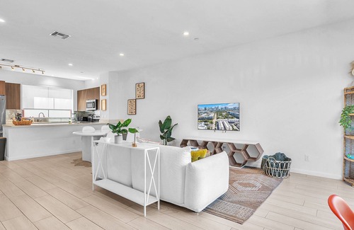 Flagler Village House | Boho Beach Haven in Downtown FTL n9 minutes to the beach!