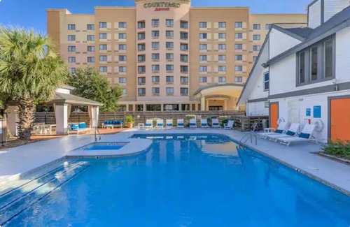 Braeswood Place Apartment | Boho Bliss- NRG & Med Center mere Minutes away!