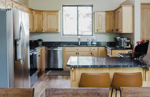 Show Low Cabin | Boho cabin mins from lake; jacuzzi tub, king beds, arcade game room, bunk room!
