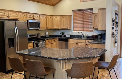 Show Low Cabin | Boho cabin mins from lake; jacuzzi tub, king beds, arcade game room, bunk room!