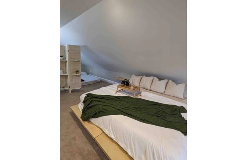 North Tonawanda House | Boho Chic House w/hot tub - 15 min from Niagara Falls!