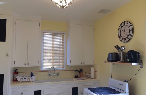 Burbank Apartment | Boho-Chic Retreat - Retro & Relaxing with Full Kitchen