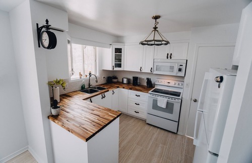 Crystal Beach House | BOHO COTTAGE "Hot Tub & Close to Beach"