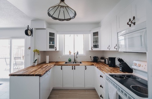 Crystal Beach House | BOHO COTTAGE "Hot Tub & Close to Beach"