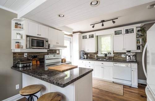 Bracebridge House | Boho Cozy Home by the Muskoka River, 5 mins. to downtown Bracebridge