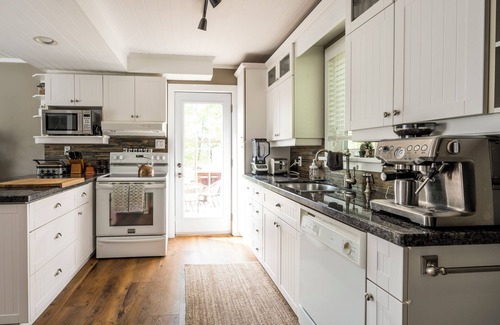 Bracebridge House | Boho Cozy Home by the Muskoka River, 5 mins. to downtown Bracebridge