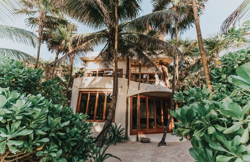 Zona Hotelera House | Boho-Luxe Beachfront Villa in the Heart of Tulum – Casa de las Palmas