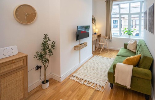 Mill Road Apartment | Boho Style - KING BED, Central, Super FAST Wi-Fi