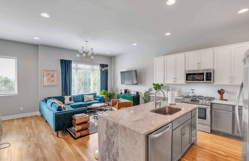 Haynes Area House | Boho Townhome for 12 Close to DT