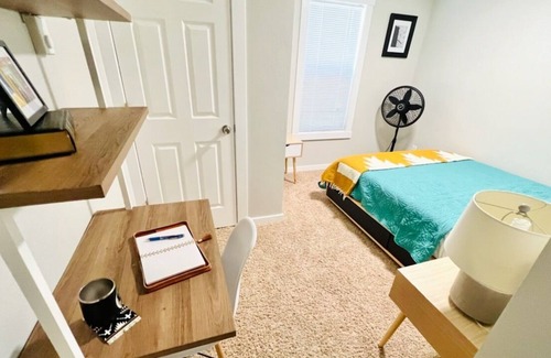 South End House | Boho Trails - 2 bed (1 BDRM) laundry&fenced yrd - close to great hikes