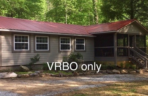 Skyland House | Bold Stream/Waterfall/Fire Pit/Gas Grill/Screened Porch-close to Lake Lure, AVL