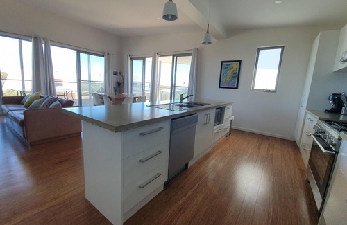 Warrenben House | Bombora - Modern House with Sea views right next to Penguin Point Reserve