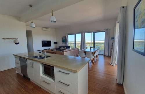 Warrenben House | Bombora - Modern House with Sea views right next to Penguin Point Reserve