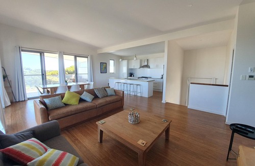 Warrenben House | Bombora - Modern House with Sea views right next to Penguin Point Reserve