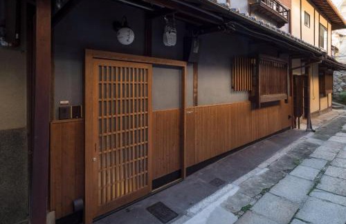 Sannenzaka Ninenzaka House | Bonbori an Machiya House
