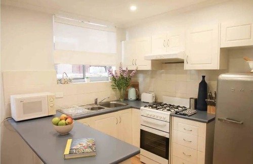 Sydney Apartment | Bondi Beach Pad 5min to the sand! w/option for 2 car spaces if required.