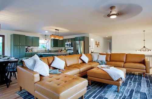 Logan House | Bonita Blu at Hocking Hills Retreat! Pickleball, Basketball, Arcade, & Putt Putt