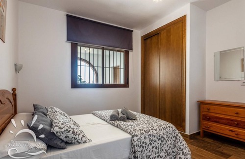 Bolonia Apartment | Bonito apartamento en Bolonia con jardin ( Aprt. Luz D)