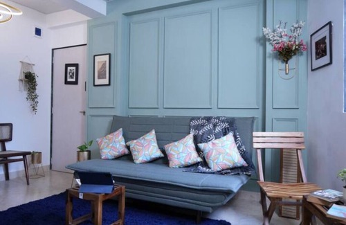 Bandra West House | Bonjour Bandra: Cozy and Elegant Retreat on Carter Rd