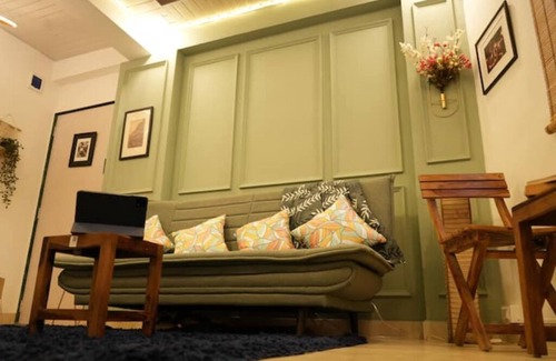 Bandra West House | Bonjour Bandra: Cozy and Elegant Retreat on Carter Rd