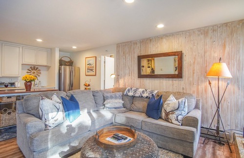 Elkhorn Village Condo | Bonne Vie Condo with Elkhorn Amenity Passes!