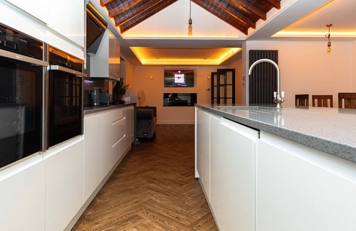 Bumble's Green House | Bonneville House with Private Jacuzzi, Modern Interior and Large Garden Space